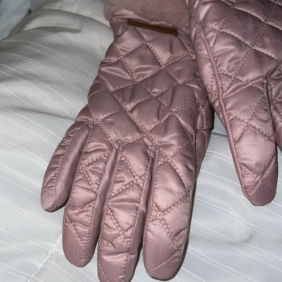 UGG Touchscreen Compatible Quilted Gloves with Genuine Shearling Trim - Picture 7 of 7